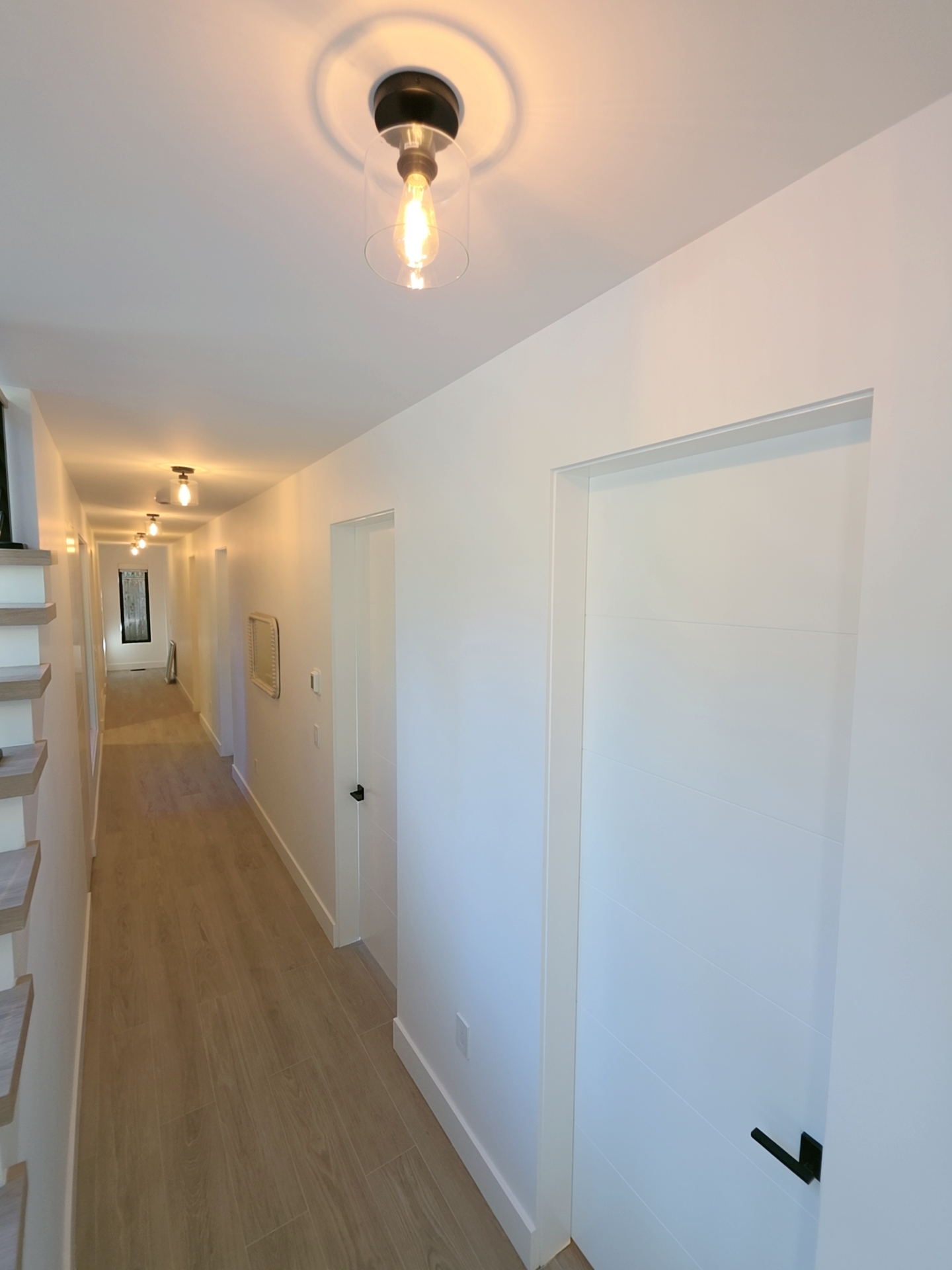 Trimless doors and windows